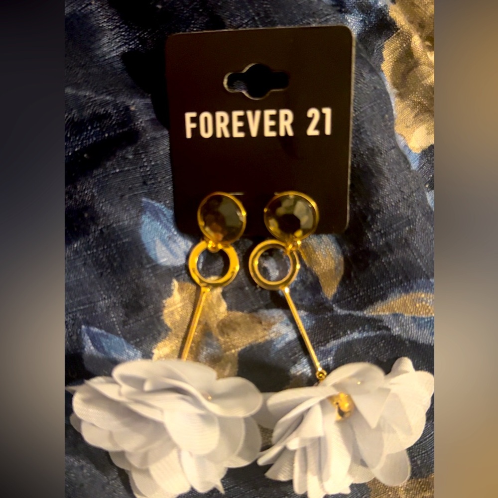 Forever 21 Hanging Blue Flowers Earrings